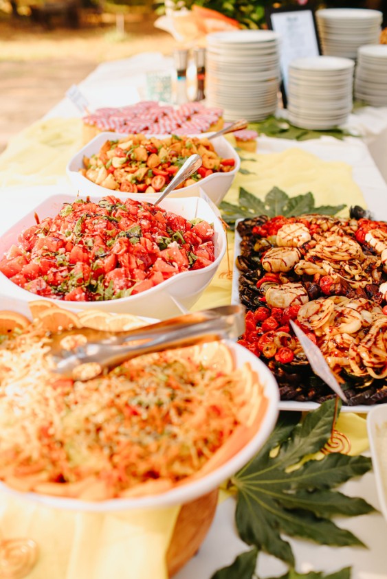 Ein Foto vom Buffet mit diversen Salaten und Grillspeisen