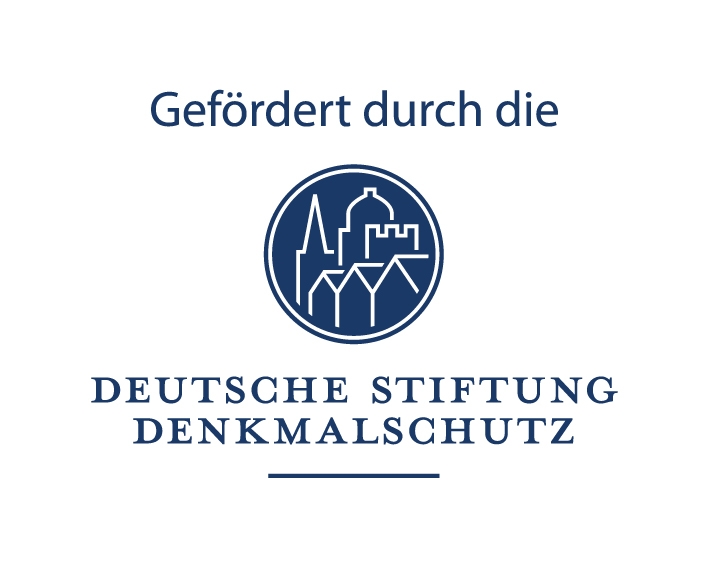 Logo der Deutschen Stiftung Denkmalschutz mit dem Text ‚Gefördert durch die Deutsche Stiftung Denkmalschutz‘ und einem stilisierten Gebäudesymbol.